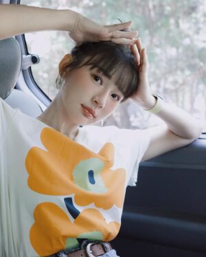 林莎 Instagram - ⋯剪了短瀏海 🍉 

@marimekko @marimekko_taiwan 
@newbalance