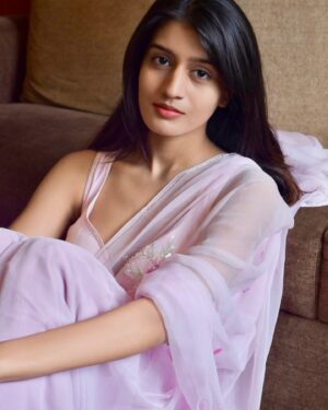 Aadhya Anand Instagram - Draping you in my dreams🪽

Photography - @priyyaa100 
Edited by - @omkarnaik.in 

#aadhyaanand #aadhya_anand #ganeshchaturthi #sareelook #indiantraditional #bollywood