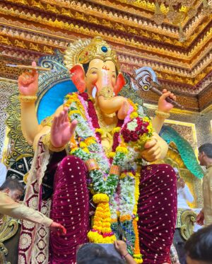 Aahana Kumra Instagram - What a beautiful start to this Ganesh Chaturthi! 
Lal Baug cha raja!! 
Mumbai Cha raja and GSB Seva Mandal! 
May Bappa bless us all with abundance, wisdom, happiness and good health! 🌺🙏🌸
Wearing my beautiful @raahjaipur 
#GanpatiBappaMorya 
#HappyGaneshChaturthi 
.
.
.
.
#lalbaugcharaja #mumbaicharaja #gsbsevamandal #mumbai #maharashtra #ganesh #ganpati #indianfestival #festival #incredibleindia #aahanakumra #ganpatifestival #pandal