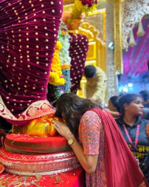 Aahana Kumra Instagram - What a beautiful start to this Ganesh Chaturthi! 
Lal Baug cha raja!! 
Mumbai Cha raja and GSB Seva Mandal! 
May Bappa bless us all with abundance, wisdom, happiness and good health! 🌺🙏🌸
Wearing my beautiful @raahjaipur 
#GanpatiBappaMorya 
#HappyGaneshChaturthi 
.
.
.
.
#lalbaugcharaja #mumbaicharaja #gsbsevamandal #mumbai #maharashtra #ganesh #ganpati #indianfestival #festival #incredibleindia #aahanakumra #ganpatifestival #pandal
