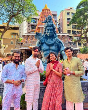 Aahana Kumra Instagram - What a beautiful start to this Ganesh Chaturthi! 
Lal Baug cha raja!! 
Mumbai Cha raja and GSB Seva Mandal! 
May Bappa bless us all with abundance, wisdom, happiness and good health! 🌺🙏🌸
Wearing my beautiful @raahjaipur 
#GanpatiBappaMorya 
#HappyGaneshChaturthi 
.
.
.
.
#lalbaugcharaja #mumbaicharaja #gsbsevamandal #mumbai #maharashtra #ganesh #ganpati #indianfestival #festival #incredibleindia #aahanakumra #ganpatifestival #pandal