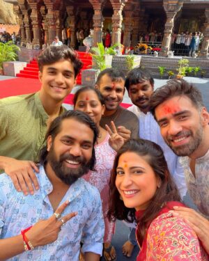 Aahana Kumra Instagram - What a beautiful start to this Ganesh Chaturthi! 
Lal Baug cha raja!! 
Mumbai Cha raja and GSB Seva Mandal! 
May Bappa bless us all with abundance, wisdom, happiness and good health! 🌺🙏🌸
Wearing my beautiful @raahjaipur 
#GanpatiBappaMorya 
#HappyGaneshChaturthi 
.
.
.
.
#lalbaugcharaja #mumbaicharaja #gsbsevamandal #mumbai #maharashtra #ganesh #ganpati #indianfestival #festival #incredibleindia #aahanakumra #ganpatifestival #pandal