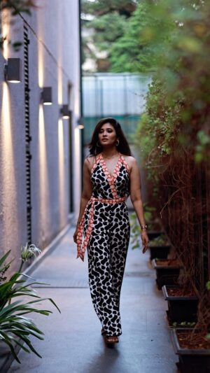 Aarohi Narayan Instagram - तुम ठहरो 
वक्त को जाने दो 🌸
.
.
.
.
.
.
.
.
.
.
Video : @hollasphotography 
MuA: @nishismakeover