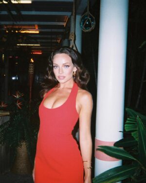 Abbie Chatfield Instagram - I’m sorry for the tricks last night on @fboyislandaustralia . This is my formal apology. Here are photos/a video of me looking reeeaaalllllyyyy really hot to make up for it. Comment your nice guy/FBOY guesses below because you won’t find out until the end of the season 😬😬😬😬😬