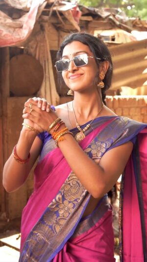 Abeneya Nethran Instagram - Try this hook step and tag us 🫶🏻 #meow on every streaming platforms and watch it on YOUTUBE makkale🫂

Ps- felt like dancing this hook step in a pakka oor kaara saree🙈🐣

@karthik.ram_era @urbanthozha @v.ra.sri @manojmanu197 @giantmusicofficial @bala_manoharan_ 

Vc- @_deep__ak_ 💥

#abeneya #meow #albumsong