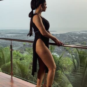 Abha Paul Instagram - Look at me 🖤 

Thanks @yadav.himani 

#phoneclick
