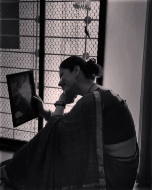 Abhidnya Bhave Instagram - After a year, remembering you is Sucha happy feeling!! Wearing what you loved the most in this world, tujhi awadati sadiii!!! 

Thank you for alllll the happiest memories!! Will love you foreverrr!!!!

Amchyawar kayam  Laksha rahude Pramila🥹🙏🏻🤗!!!

#oneyeartothisangel❤️