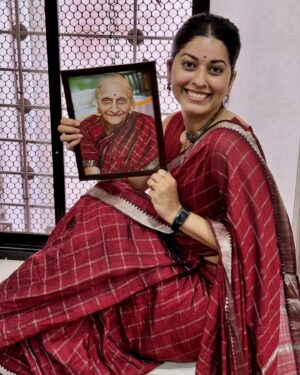 Abhidnya Bhave Instagram - After a year, remembering you is Sucha happy feeling!! Wearing what you loved the most in this world, tujhi awadati sadiii!!! 

Thank you for alllll the happiest memories!! Will love you foreverrr!!!!

Amchyawar kayam  Laksha rahude Pramila🥹🙏🏻🤗!!!

#oneyeartothisangel❤️
