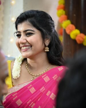 Abi Navya Instagram - I’m the vibe you can’t find anywhere else❤️❤️🙈 limited edition 🤩😂❤️

Costume : @mokshe_rental_destination 
Pc : @jeeva_wanderer