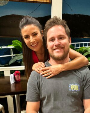 Ada Nicodemou Instagram - The ultimate #HomeandAway reunion of Leah & Hunter ❤️ Same diner, same Ada & @scottlee25 🌊