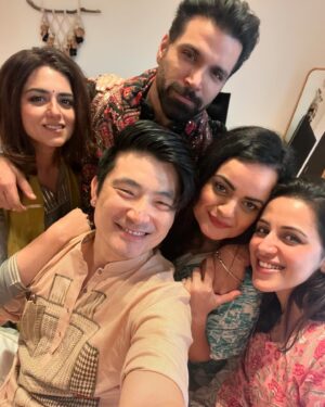Aditi Singh Sharma Instagram - #ganeshchaturthi at Karans beautiful home with the gorgeous Bappa he created, what great vibes with all these beautiful peeps .. no filter, only love. 
Ganpati Bappa Morya. ❤️🙏
