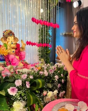 Aditi Singh Sharma Instagram - Happy Ganesh Chaturthi from Himesh & Sonia’s beautiful home & stunning Bappa ❤️🙏

#GanpatiBappaMorya