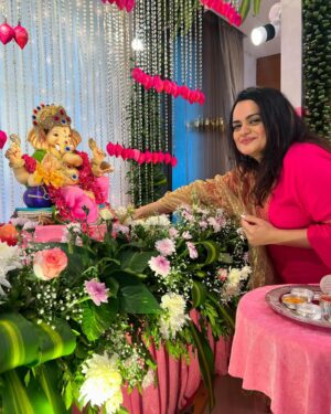 Aditi Singh Sharma Instagram - Happy Ganesh Chaturthi from Himesh & Sonia’s beautiful home & stunning Bappa ❤️🙏

#GanpatiBappaMorya