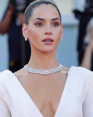 Adria Arjona Instagram - Another beautiful Venice film festival with @armanibeauty #ArmaniBeauty #VeniceFilmFestival #Venezia81
 Hair: @jennifer_yepez 
Makeup: @hiromi_ueda 
Photos: @kevinberruuu 
Styling: @sandraamador.xx 
Jewlery: @tiffanyandco