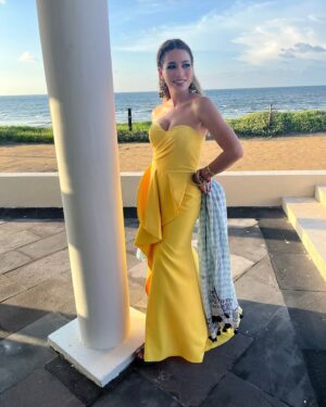 Adriana Fonseca Instagram - Adios Agosto, grateful…
______
1-Llegando a @aventureramusical gracias @soyevadaniela @juanosorio.oficial 
2- Con mis queridos @ernestolaguardiaoficial @martinricca1 , hermoso reencuentro en @papasporconveniencia @palomeragroup 
3- Después de nadar, en mi bello Veracruz, con mi hat regalo de mi ami @soykarlacervantes .
4-Boda time en un @benitosantosoficial regalo de mi querido @edgareyes_664 
5- En Veracruz, con esas gafas que tienen mas de 20 años conmigo.
6- Visitando a papito @jacquelinefonsecac 
7- Con mi hubby @ikercal 
8- Camerino life.
9- Con mis queridos compañeros @joseron3 @afri_zavala @miguelmartinezoficial 
10- Con la prima @sandramoreira04 
11- Espejito, espejito; on set.
12- Con mi bff Rafita, que me ha apoyado mucho en este tiempo en CDMX. 
13- Que lindo coincidir, con un gran actor y super simpatico @ferdinandoval 
14- En el mejor restaurante Libanes, con familia.
15- Familia, en el puerto @nachocholnew 
16- Con la bella @irinabaeva 
17- En mi spa fav en CDMX @clinicabelco 
18- Esperando en camerino.
19- Camerino life.
20- Pose pose! 
.
.
#lifestyle #byeagosto #cute #fashion #latina #cdmx #veracruz #grateful