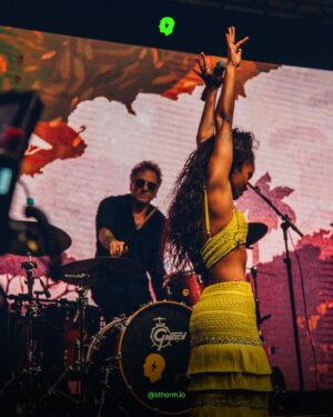 Agnes Nunes Instagram - Mais um ano em que Agnes Nunes e Matt Sorum entregaram performances inesquecíveis no Sthorm Festival! Agnes, com sua voz marcante e estilo que sincretiza gêneros, encantou o público com um cover de “Zombie”, da banda The Cranberries. Ao lado de Matt Sorum, o lendário baterista conhecido por seu trabalho com Guns N’ Roses e Velvet Revolver, eles trouxeram uma energia poderosa ao palco, apresentando hits que marcaram gerações, incluindo “Knockin’ on Heaven’s Door”, do Guns N’ Roses.

Esse encontro artístico, musical e cósmico entre Matt e Agnes capturou o espírito criativo do festival, tornando suas apresentações um dos momentos mais memoráveis da noite.

Registrando esse belíssimo encontro, contamos com as fotografias impecáveis do nosso amigo e parceiro, Vitor Hugo Santana @vhsvhs_ 

#SthormFestival2024 #FestivalOfSolutions #FindTheOthers