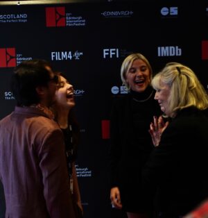Agustina Cabo Instagram - Rodamos Gala & Kiwi en diciembre de 2021. Después de varias trabas y todavía mucho miedo al covid, filmamos. Fue una experiencia como nunca había tenido en mi vida. Irrepicable e inolvidable. Hoy, casi tres años después nos fuimos a estrenarla a Edimburgo en @edfilmfest .🤌🏻🤌🏻🤌🏻🤌🏻. Miro para atrás y pienso que esta peli me transformó. Soy otra. Y somos otros, todos, me permito acreditar. Para que hacemos películas si no es para transformarnos, emocionarnos, atravesarnos. Conocernos por partes, de a ratos, con tiempo. Intentar acercarnos a una sensación de identidad. Como personas, como argentinos, como cuerpitos. Narrar nuestras historias y a la vez prestarnos para narrar las de otros. ¿No es conmovedor? En fin. Me hizo muy feliz haber compartido este festival y esta peli con este equipo. Un sueño que no sabía que tenía.

Gracias @axelcheb por este viaje. Jamás supe que iba a ser tan inmenso. Gracias. 
Gracias a @edfilmfest por alojarnos y recibirnos en este festival increíble, un honor para nosotros presentarnos allá. 
Gracias a la @arginuk por abrirnos las puertas y esa tarde tan conmovedora.
Gracias a @lunamazzeo por ser la estilista de mis sueños y además mi gran amiga.
Y gracias a los compañeros de ruta, toda esta gente increíble con la que hicimos una película que anduvo de viaje!! Los quiero muchísimo, los admiro más : @carmenfillol @joacopulpeiro @_______________mac @juani.catalano @abrilcicala @axelcheb @lunamazzeo @jaztaiah 

Aguante la ficción!!