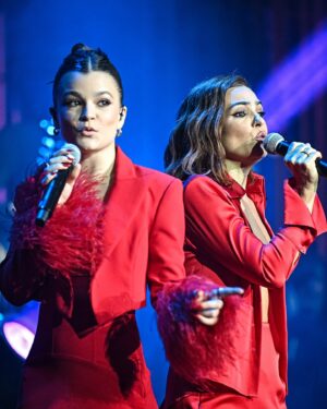 Agustina Cherri Instagram - @bycrismorena lo hizo otra vez. Y esto es solo el comienzo.
@munapaulscherri gracias por dejarme cantar con vos. Cumplí un sueño, en el mejor lugar con la canción que me lleva a la niña que fui.
Gracias a mi equipo del corazón que siempre estan ahí para nosotras.
@vickii_miranda 
@nacholopezfagalde 
@bettinafrumboli 
❤️
@mariagorof
@rickysarkany
.
.
@olgaenvivo