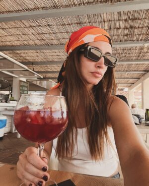 Agustina Cordova Instagram - de nuestros días en el mar 🪸🐚

1 del tinto de verano que no pude tomar 😅🤰🏻
2 el agua de coco que sí
3 un paseito en barco por Formentera 
4 bebita al agua 
4 el hombre con más hambre del mundo
6 un cuadrito en playa Saona 
7 aia 
8 la luna llena y el mar