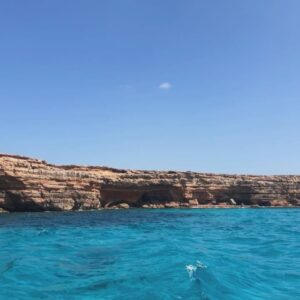 Agustina Cordova Instagram - de nuestros días en el mar 🪸🐚

1 del tinto de verano que no pude tomar 😅🤰🏻
2 el agua de coco que sí
3 un paseito en barco por Formentera 
4 bebita al agua 
4 el hombre con más hambre del mundo
6 un cuadrito en playa Saona 
7 aia 
8 la luna llena y el mar