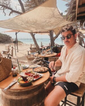 Agustina Cordova Instagram - de nuestros días en el mar 🪸🐚

1 del tinto de verano que no pude tomar 😅🤰🏻
2 el agua de coco que sí
3 un paseito en barco por Formentera 
4 bebita al agua 
4 el hombre con más hambre del mundo
6 un cuadrito en playa Saona 
7 aia 
8 la luna llena y el mar