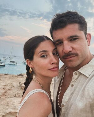 Agustina Cordova Instagram - de nuestros días en el mar 🪸🐚

1 del tinto de verano que no pude tomar 😅🤰🏻
2 el agua de coco que sí
3 un paseito en barco por Formentera 
4 bebita al agua 
4 el hombre con más hambre del mundo
6 un cuadrito en playa Saona 
7 aia 
8 la luna llena y el mar