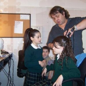 Agustina Palma Instagram - Hace unos días fue el Día del Actor. Ayer fue el Día de @bycrismorena, y quiero mezclar un poco ambos en este posteo, porque toda mi carrera comenzó con la mágia de @bycrismorena.

Rincón de Luz fue el primer proyecto que hice en mi carrera, mucho antes de Disney. Hice uno de los talleres de tres meses con Cris cuando tenía 8 años y quedé para mi primer personaje Raquel. Tuve la oportunidad de trabajar durante esos tres meses con @lalioficial y todos los que participaron en ese taller. Esa fue mi primera escuela artística: tres meses de música, canto, baile y actuación. Después interpreté a la pequeña Floricienta @florbertottiok actuando con la pequeña Delfina en algunos capítulos.

Hoy, al ver a todos los actores que salieron de la escuela de Cris, tengo que decir que es como si ella nos hubiera tocado a todos con su varita mágica. Para cada uno de nosotros, fue el comienzo de una gran historia, un camino, un cuento.

Después de Cris, vinieron Consentidos, Esperanza Mía, Once, Bia, Cariñito, La Parka, Máxima, Resines: Madera de Actor, y hoy sigo abriendo nuevos caminos lejos de casa, en Los Ángeles. Si hay algo que aprendimos: soñar en grande. 

🤫Aquí va un secreto: cuando terminé el casting de Rincón de Luz, me sentí mal y le dije a mi mamá que no había mostrado mi súper poder. Después de cantar, actuar y bailar, sentía que había algo más que no había hecho: enseñarles mi cara de tortuga 🐢 (ver última foto). Creía que eso lo cambiaría todo, y así fue. Volví con toda la seguridad del mundo y les mostré mi cara de tortuga. Y así fue como quedé. Así entré al taller, viviendo en Tucumán, viajé con mi mamá a Buenos Aires para mostrar esa cara de tortuga. Confié en mí. Confié en lo que creía que era mi súper poder.

Este posteo es para esa niña y para todos los que creen que es imposible. Lo más importante en el camino es compartir lo que te hace distinto, tu “súper poder”. Después vienen el estudio, el talento, las ganas, la paciencia, la perseverancia, la fortaleza, y la resiliencia.

⚠️ ¡Encuentrá tu súper poder y haz que tu cuento valga la pena! ✨

Feliz Día del Actor a todas y cada una de las personas que elegimos esto como pasión, profesión y misión.