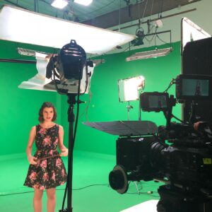 Agustina Palma Instagram - Hace unos días fue el Día del Actor. Ayer fue el Día de @bycrismorena, y quiero mezclar un poco ambos en este posteo, porque toda mi carrera comenzó con la mágia de @bycrismorena.

Rincón de Luz fue el primer proyecto que hice en mi carrera, mucho antes de Disney. Hice uno de los talleres de tres meses con Cris cuando tenía 8 años y quedé para mi primer personaje Raquel. Tuve la oportunidad de trabajar durante esos tres meses con @lalioficial y todos los que participaron en ese taller. Esa fue mi primera escuela artística: tres meses de música, canto, baile y actuación. Después interpreté a la pequeña Floricienta @florbertottiok actuando con la pequeña Delfina en algunos capítulos.

Hoy, al ver a todos los actores que salieron de la escuela de Cris, tengo que decir que es como si ella nos hubiera tocado a todos con su varita mágica. Para cada uno de nosotros, fue el comienzo de una gran historia, un camino, un cuento.

Después de Cris, vinieron Consentidos, Esperanza Mía, Once, Bia, Cariñito, La Parka, Máxima, Resines: Madera de Actor, y hoy sigo abriendo nuevos caminos lejos de casa, en Los Ángeles. Si hay algo que aprendimos: soñar en grande. 

🤫Aquí va un secreto: cuando terminé el casting de Rincón de Luz, me sentí mal y le dije a mi mamá que no había mostrado mi súper poder. Después de cantar, actuar y bailar, sentía que había algo más que no había hecho: enseñarles mi cara de tortuga 🐢 (ver última foto). Creía que eso lo cambiaría todo, y así fue. Volví con toda la seguridad del mundo y les mostré mi cara de tortuga. Y así fue como quedé. Así entré al taller, viviendo en Tucumán, viajé con mi mamá a Buenos Aires para mostrar esa cara de tortuga. Confié en mí. Confié en lo que creía que era mi súper poder.

Este posteo es para esa niña y para todos los que creen que es imposible. Lo más importante en el camino es compartir lo que te hace distinto, tu “súper poder”. Después vienen el estudio, el talento, las ganas, la paciencia, la perseverancia, la fortaleza, y la resiliencia.

⚠️ ¡Encuentrá tu súper poder y haz que tu cuento valga la pena! ✨

Feliz Día del Actor a todas y cada una de las personas que elegimos esto como pasión, profesión y misión.
