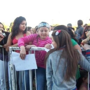Agustina Palma Instagram - Hace unos días fue el Día del Actor. Ayer fue el Día de @bycrismorena, y quiero mezclar un poco ambos en este posteo, porque toda mi carrera comenzó con la mágia de @bycrismorena.

Rincón de Luz fue el primer proyecto que hice en mi carrera, mucho antes de Disney. Hice uno de los talleres de tres meses con Cris cuando tenía 8 años y quedé para mi primer personaje Raquel. Tuve la oportunidad de trabajar durante esos tres meses con @lalioficial y todos los que participaron en ese taller. Esa fue mi primera escuela artística: tres meses de música, canto, baile y actuación. Después interpreté a la pequeña Floricienta @florbertottiok actuando con la pequeña Delfina en algunos capítulos.

Hoy, al ver a todos los actores que salieron de la escuela de Cris, tengo que decir que es como si ella nos hubiera tocado a todos con su varita mágica. Para cada uno de nosotros, fue el comienzo de una gran historia, un camino, un cuento.

Después de Cris, vinieron Consentidos, Esperanza Mía, Once, Bia, Cariñito, La Parka, Máxima, Resines: Madera de Actor, y hoy sigo abriendo nuevos caminos lejos de casa, en Los Ángeles. Si hay algo que aprendimos: soñar en grande. 

🤫Aquí va un secreto: cuando terminé el casting de Rincón de Luz, me sentí mal y le dije a mi mamá que no había mostrado mi súper poder. Después de cantar, actuar y bailar, sentía que había algo más que no había hecho: enseñarles mi cara de tortuga 🐢 (ver última foto). Creía que eso lo cambiaría todo, y así fue. Volví con toda la seguridad del mundo y les mostré mi cara de tortuga. Y así fue como quedé. Así entré al taller, viviendo en Tucumán, viajé con mi mamá a Buenos Aires para mostrar esa cara de tortuga. Confié en mí. Confié en lo que creía que era mi súper poder.

Este posteo es para esa niña y para todos los que creen que es imposible. Lo más importante en el camino es compartir lo que te hace distinto, tu “súper poder”. Después vienen el estudio, el talento, las ganas, la paciencia, la perseverancia, la fortaleza, y la resiliencia.

⚠️ ¡Encuentrá tu súper poder y haz que tu cuento valga la pena! ✨

Feliz Día del Actor a todas y cada una de las personas que elegimos esto como pasión, profesión y misión.