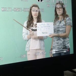 Agustina Palma Instagram - Hace unos días fue el Día del Actor. Ayer fue el Día de @bycrismorena, y quiero mezclar un poco ambos en este posteo, porque toda mi carrera comenzó con la mágia de @bycrismorena.

Rincón de Luz fue el primer proyecto que hice en mi carrera, mucho antes de Disney. Hice uno de los talleres de tres meses con Cris cuando tenía 8 años y quedé para mi primer personaje Raquel. Tuve la oportunidad de trabajar durante esos tres meses con @lalioficial y todos los que participaron en ese taller. Esa fue mi primera escuela artística: tres meses de música, canto, baile y actuación. Después interpreté a la pequeña Floricienta @florbertottiok actuando con la pequeña Delfina en algunos capítulos.

Hoy, al ver a todos los actores que salieron de la escuela de Cris, tengo que decir que es como si ella nos hubiera tocado a todos con su varita mágica. Para cada uno de nosotros, fue el comienzo de una gran historia, un camino, un cuento.

Después de Cris, vinieron Consentidos, Esperanza Mía, Once, Bia, Cariñito, La Parka, Máxima, Resines: Madera de Actor, y hoy sigo abriendo nuevos caminos lejos de casa, en Los Ángeles. Si hay algo que aprendimos: soñar en grande. 

🤫Aquí va un secreto: cuando terminé el casting de Rincón de Luz, me sentí mal y le dije a mi mamá que no había mostrado mi súper poder. Después de cantar, actuar y bailar, sentía que había algo más que no había hecho: enseñarles mi cara de tortuga 🐢 (ver última foto). Creía que eso lo cambiaría todo, y así fue. Volví con toda la seguridad del mundo y les mostré mi cara de tortuga. Y así fue como quedé. Así entré al taller, viviendo en Tucumán, viajé con mi mamá a Buenos Aires para mostrar esa cara de tortuga. Confié en mí. Confié en lo que creía que era mi súper poder.

Este posteo es para esa niña y para todos los que creen que es imposible. Lo más importante en el camino es compartir lo que te hace distinto, tu “súper poder”. Después vienen el estudio, el talento, las ganas, la paciencia, la perseverancia, la fortaleza, y la resiliencia.

⚠️ ¡Encuentrá tu súper poder y haz que tu cuento valga la pena! ✨

Feliz Día del Actor a todas y cada una de las personas que elegimos esto como pasión, profesión y misión.
