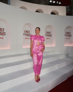 Agustina Suásquita Instagram - Disculpen, llego Papryka a la alfombra roja 💅 La razón por la que vine a Roma: Avant premiere de Emily in Paris 😍 

St @kativara 
@laspepasinst @gingerjoyeria @jessicakessel 

@chenetflix #Netflix #EmilyInParis