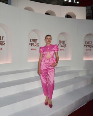 Agustina Suásquita Instagram - Disculpen, llego Papryka a la alfombra roja 💅 La razón por la que vine a Roma: Avant premiere de Emily in Paris 😍 

St @kativara 
@laspepasinst @gingerjoyeria @jessicakessel 

@chenetflix #Netflix #EmilyInParis