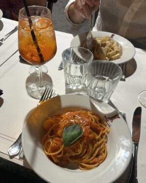 Agustina Suásquita Instagram - De repente en Roma la loca 🤌🏻🇮🇹 Ya comí más pasta que en toda mi vida 🍝 Saben por qué estoy acá? 😏