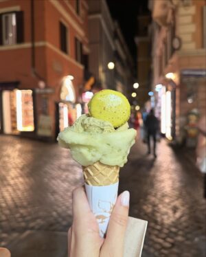 Agustina Suásquita Instagram - De repente en Roma la loca 🤌🏻🇮🇹 Ya comí más pasta que en toda mi vida 🍝 Saben por qué estoy acá? 😏
