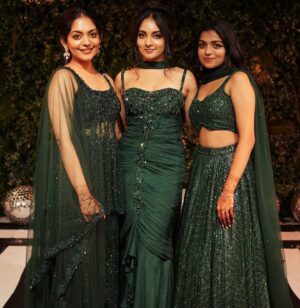 Ahana Kumar Instagram - Familia 🖤✨

Outfits @santinni.in 
Photography @skabhijithphotography 
Makeup & Hair @lushandluxbyak 

💫✨