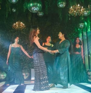 Ahana Kumar Instagram - Familia 🖤✨

Outfits @santinni.in 
Photography @skabhijithphotography 
Makeup & Hair @lushandluxbyak 

💫✨