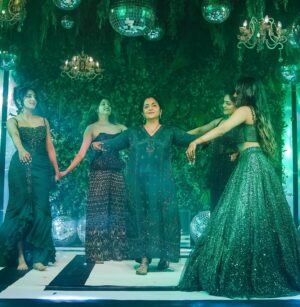 Ahana Kumar Instagram - Familia 🖤✨

Outfits @santinni.in 
Photography @skabhijithphotography 
Makeup & Hair @lushandluxbyak 

💫✨