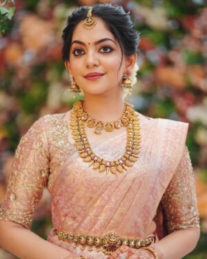 Ahana Kumar Instagram - The Bride’s Big Sister is such a fun role to play 😋💞

Photography @skabhijithphotography 
Saree @mloft_by_joeljacobmathew 
Blouse Stitching @santinni.in 
Makeup & Hair @brahma_hairandmakeup 
Saree Draping @drapist_daira 

05.09.24 ✨

#OzysWedding ♥️