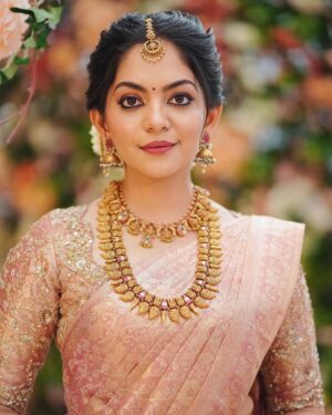 Ahana Kumar Instagram - The Bride’s Big Sister is such a fun role to play 😋💞

Photography @skabhijithphotography 
Saree @mloft_by_joeljacobmathew 
Blouse Stitching @santinni.in 
Makeup & Hair @brahma_hairandmakeup 
Saree Draping @drapist_daira 

05.09.24 ✨

#OzysWedding ♥️