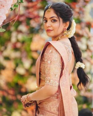Ahana Kumar Instagram - The Bride’s Big Sister is such a fun role to play 😋💞

Photography @skabhijithphotography 
Saree @mloft_by_joeljacobmathew 
Blouse Stitching @santinni.in 
Makeup & Hair @brahma_hairandmakeup 
Saree Draping @drapist_daira 

05.09.24 ✨

#OzysWedding ♥️