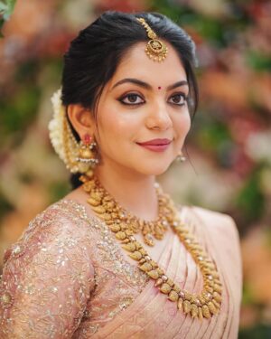 Ahana Kumar Instagram - The Bride’s Big Sister is such a fun role to play 😋💞

Photography @skabhijithphotography 
Saree @mloft_by_joeljacobmathew 
Blouse Stitching @santinni.in 
Makeup & Hair @brahma_hairandmakeup 
Saree Draping @drapist_daira 

05.09.24 ✨

#OzysWedding ♥️