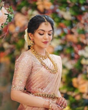 Ahana Kumar Instagram - The Bride’s Big Sister is such a fun role to play 😋💞

Photography @skabhijithphotography 
Saree @mloft_by_joeljacobmathew 
Blouse Stitching @santinni.in 
Makeup & Hair @brahma_hairandmakeup 
Saree Draping @drapist_daira 

05.09.24 ✨

#OzysWedding ♥️