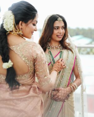 Ahana Kumar Instagram - Ozy’s Big Sweet Day ❤️ @_diyakrishna_ 😘
Starting from today , life will slowly start feeling different in sweet little ways I suppose 😊
Hello Brother-In-Law @aswin__ganesh__ 🤗

A Happy Bright Day .. Thankyou Life 🤍

All the details :

Shot by @skabhijithphotography 
Saree @mloft_by_joeljacobmathew 
Blouse Stitching @santinni.in 
Makeup & Hair @brahma_hairandmakeup 
Saree Draping @drapist_daira 

05.09.2024 🌸

✨💫