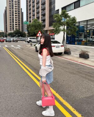 Aileen Huang Instagram - 雷陣雨前の經國二路🌈
配上一杯手搖就算淋雨還是好幸福 (｢･ω･)｢

 👛 @dierneas.tw @dierneas.official