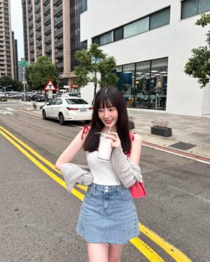 Aileen Huang Instagram - 雷陣雨前の經國二路🌈
配上一杯手搖就算淋雨還是好幸福 (｢･ω･)｢

 👛 @dierneas.tw @dierneas.official