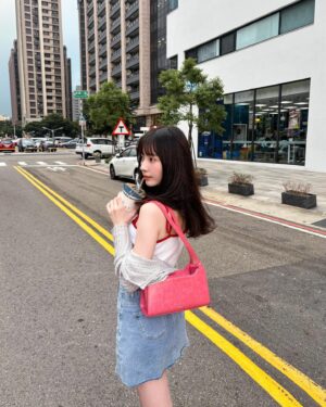 Aileen Huang Instagram - 雷陣雨前の經國二路🌈
配上一杯手搖就算淋雨還是好幸福 (｢･ω･)｢

 👛 @dierneas.tw @dierneas.official