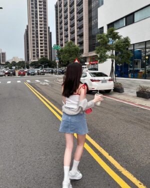 Aileen Huang Instagram - 雷陣雨前の經國二路🌈
配上一杯手搖就算淋雨還是好幸福 (｢･ω･)｢

 👛 @dierneas.tw @dierneas.official