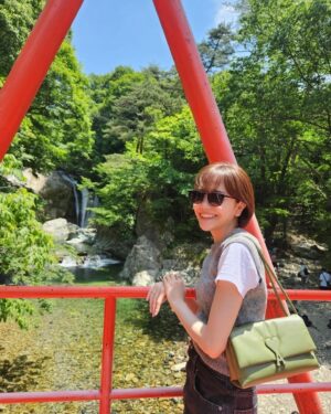 Airi Matsui Instagram - 自然豊かなところに行きたいな〜🌱

knit,bag
@amiparis