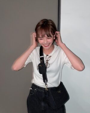 Airi Matsui Instagram - 🤍🤍🤍
デニムのゆるっと感がとても好き

jeans @theshishikui 
bag @prada 
shoes @adidasoriginals