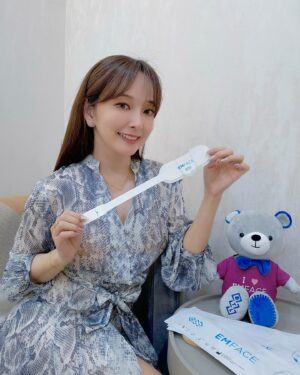 Aisa Senda Instagram - -
現在的科技真是進步的超級快
不只是年年有新款手機
連醫美的產品都一直推陳出新
最近被一個新產品吸引到
是號稱最深層的拉提機器 #emface #菲斯波 
這次到成立12年的 @dr.garyyoung 敦南旗艦店
風評很棒，環境優雅，讓我很放心！

林佳蒨醫師很親切的幫我評估臉部狀況給予建議
也仔細的向我介紹什麼是EMFACE菲斯波 
它是非侵入性，利用雙重科技
單極電波熱能和高強度電場
從最底層開始實施拉提緊緻
能夠增加肌肉密度和張力
還能透過電波熱能刺激膠原蛋白
林醫師還說，這台菲斯波可以達到傳統設備無法達到的區域，透過加強臉部肌肉讓臉部穩穩的拉提緊緻！

一次療程只需要20分鐘
而且不需要敷麻藥也不會疼痛，也沒有修復期

過程中感受很不錯，是舒適的熱熱、麻麻的感覺
結束當下就超有fu🤩 臉頰很緊緻🤩
像重訓後身體很fit一樣，我的臉頰也變很fit！
臉有變的澎澎的，蘋果肌也感覺有拉提
立刻覺得逆齡🤩

如果怕痛的人 這我大推 可以試試看唷

#emface  #菲斯波 
#久明診所